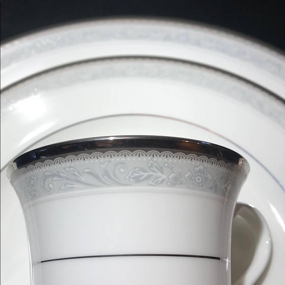 Noritake 5piece setting. Montvale Platinum pattern - Picture 2 of 5